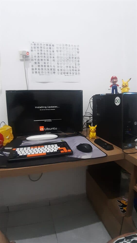 Rudi's remote working setup with an Ubuntu installation in progress